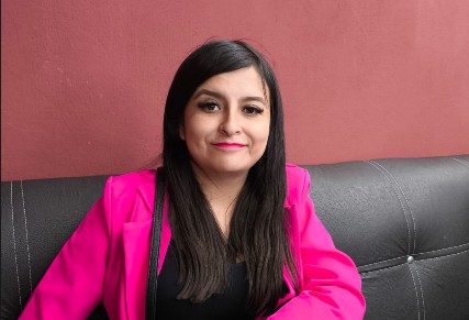 Una clienta antes del cambio, con el cabello negro, largo y liso.