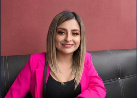 La misma clienta después: melena rubia con balayage, a la altura del hombro.